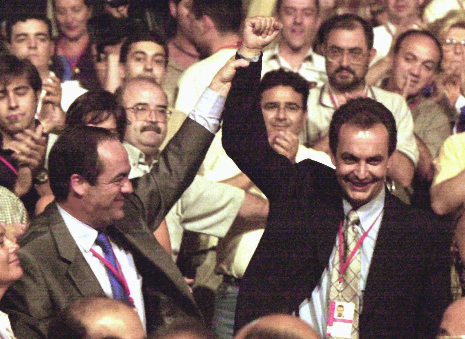 José Bono, el derrotado, levanta el brazo del ganador del congreso del PSOE del 2000, Zapatero.