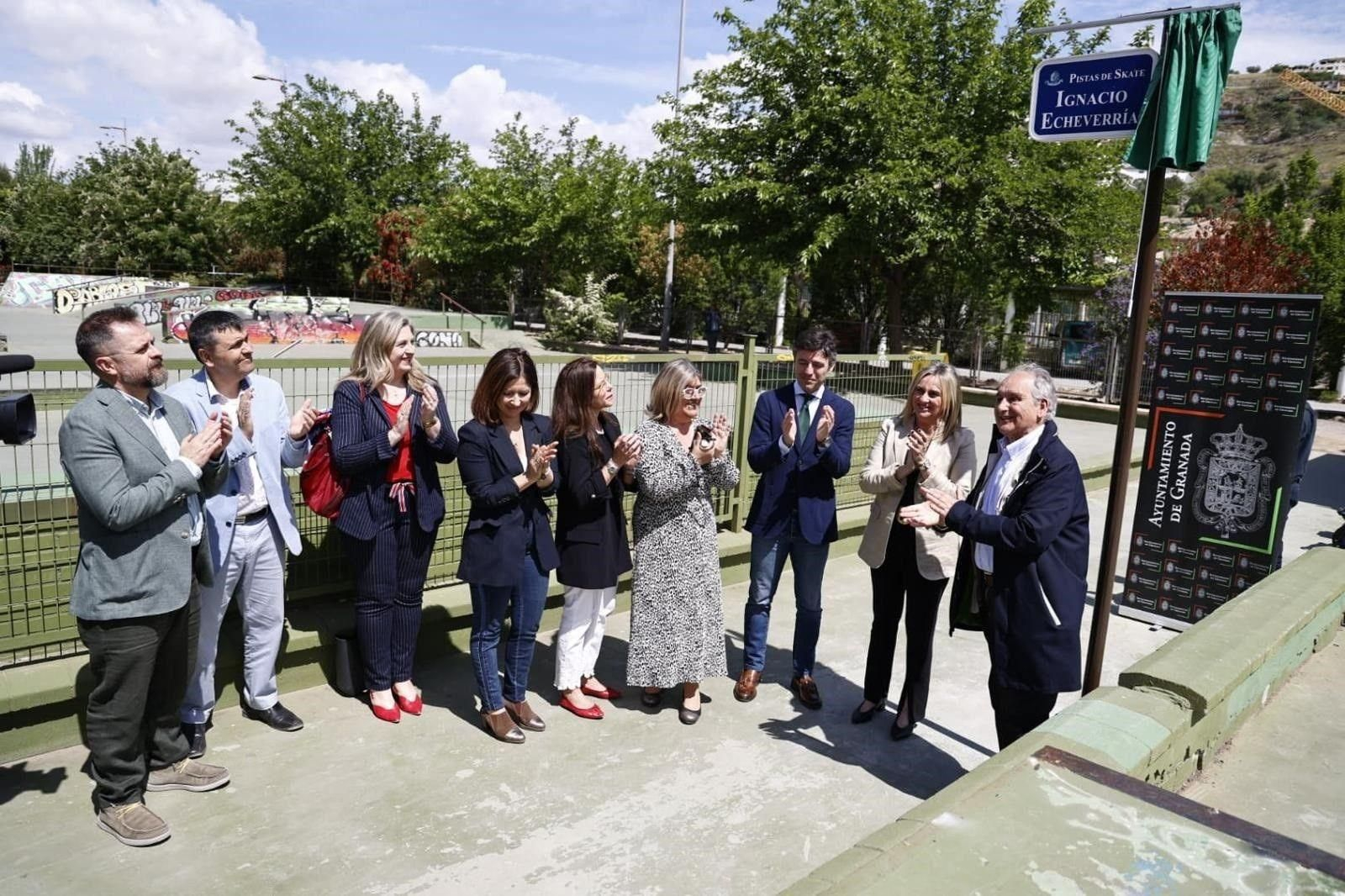 La alcaldesa Carazo junto a varios concejales del Ayuntamiento de Granada descubren la placa de Ignacio Echeverría