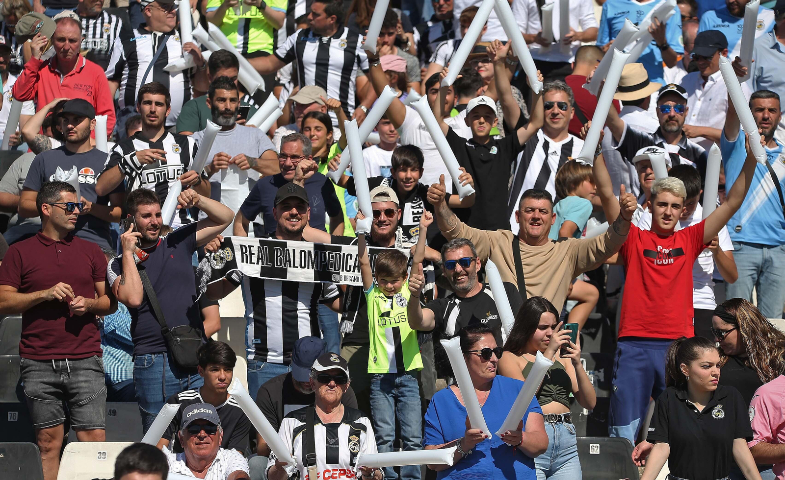 Fotos de la afición durante el Balona - Algeciras en el estadio municipal de La Línea
