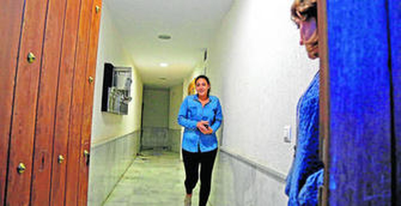 Una de las afectadas, en el pasillo de entrada al edificio en Ronda de Muleros, en Jerez.