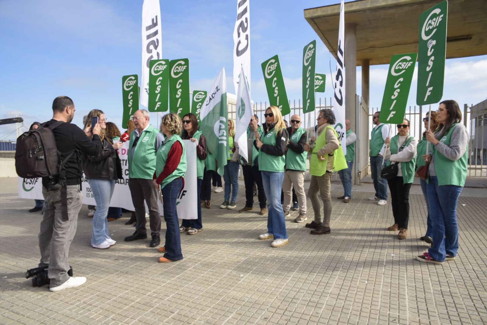 Las fotografías de la concentración de CSIF en La Línea por las mejoras laborales en la Agencia Pública de Puertos de Andalucía