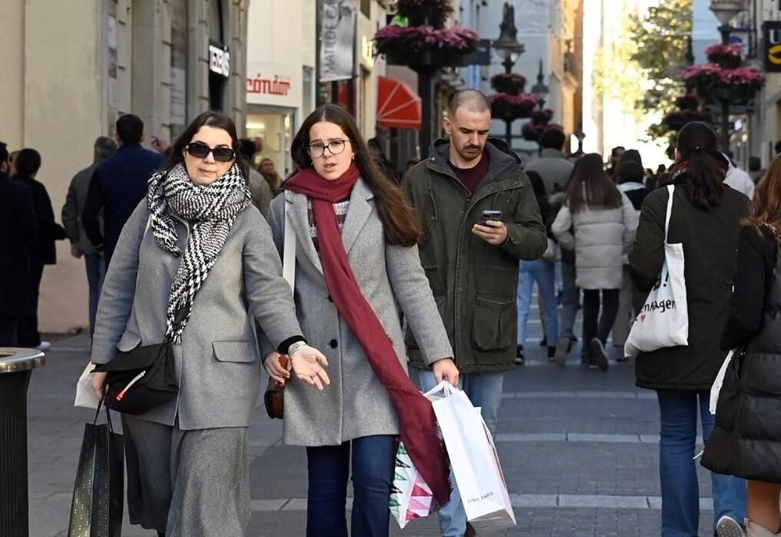 Los cordobeses ultiman las compras antes de Nochebuena, en imágenes