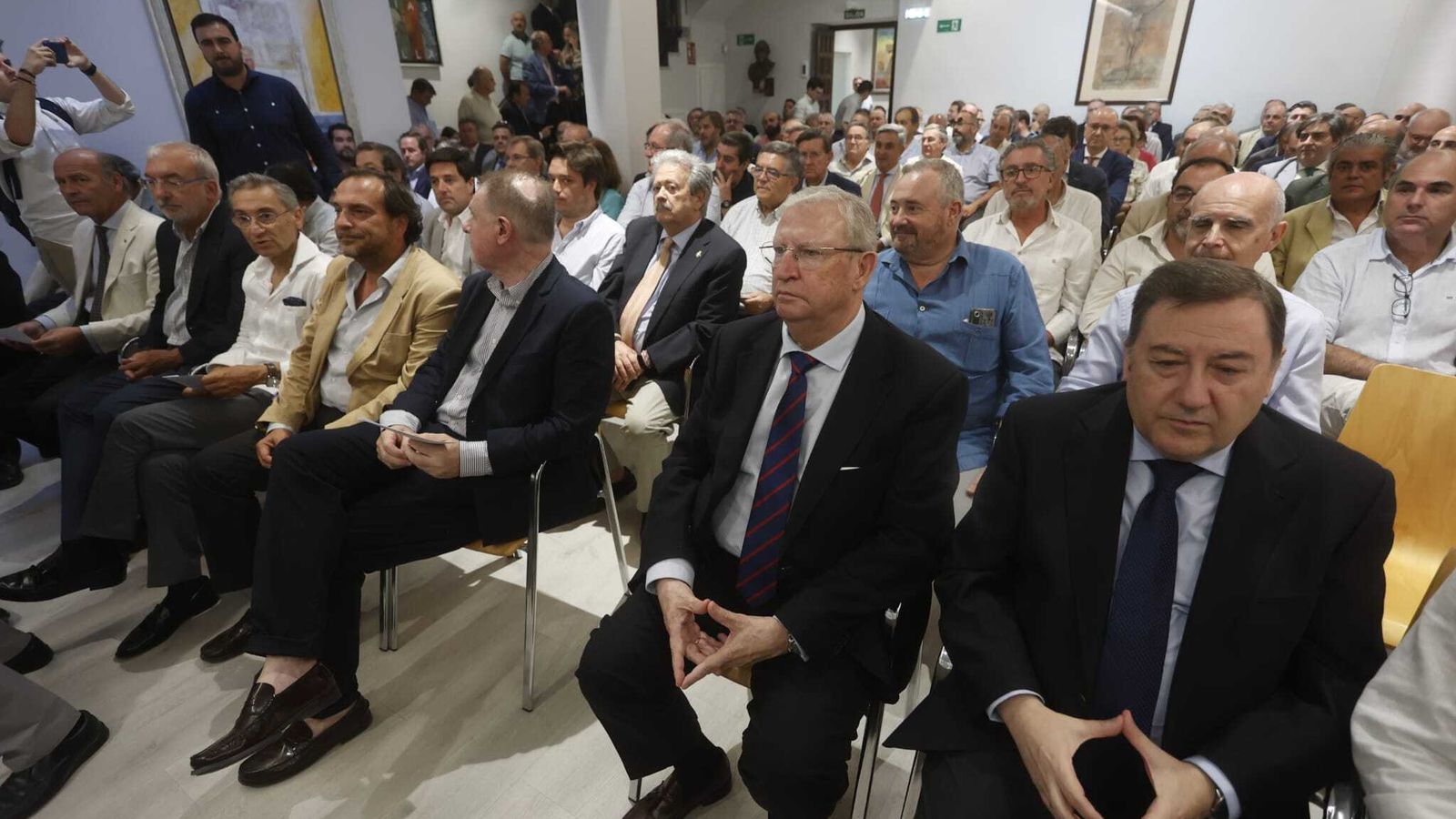 Momentos previos al comienzo de la asamblea de elecciones