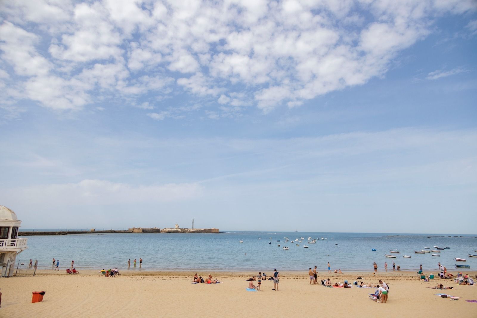Bañistas en la playa de la Caleta en la primavera