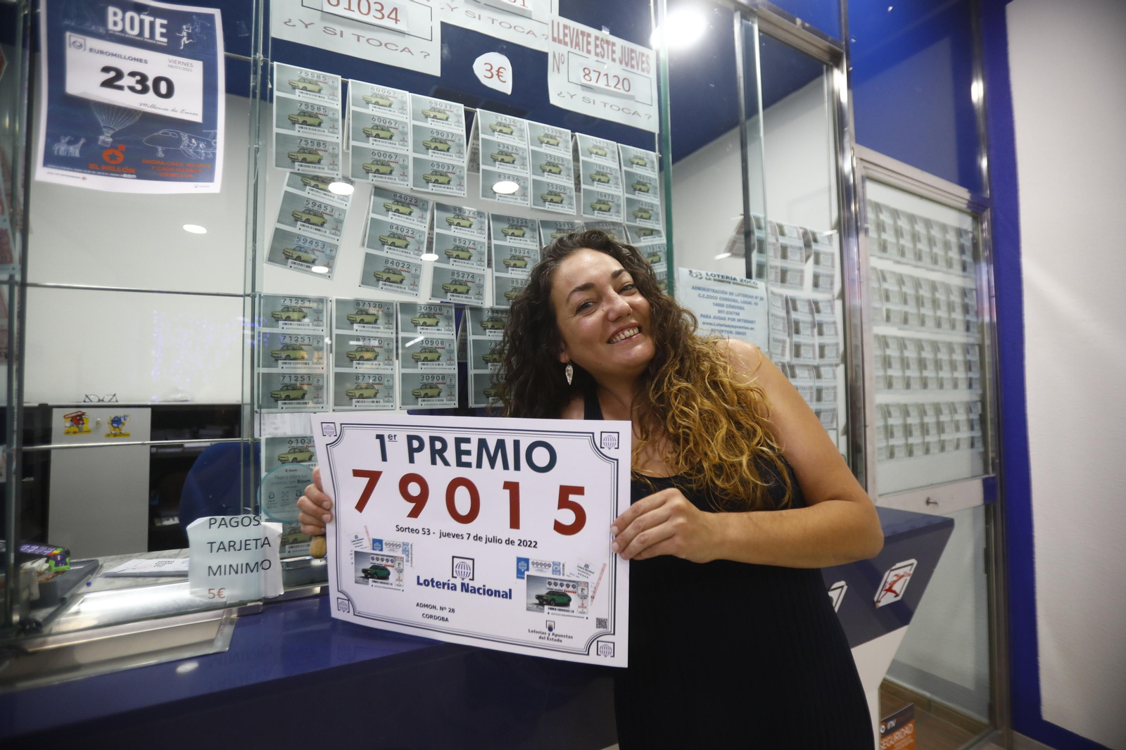 Cristina Cañete posa en su administración con un cartel con el número agraciado.