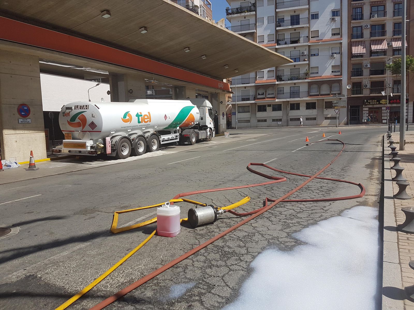 El camión cisterna que sufrió la fuga ayer, inmovilizado en la gasolinera de Galp de la avenida de Italia.