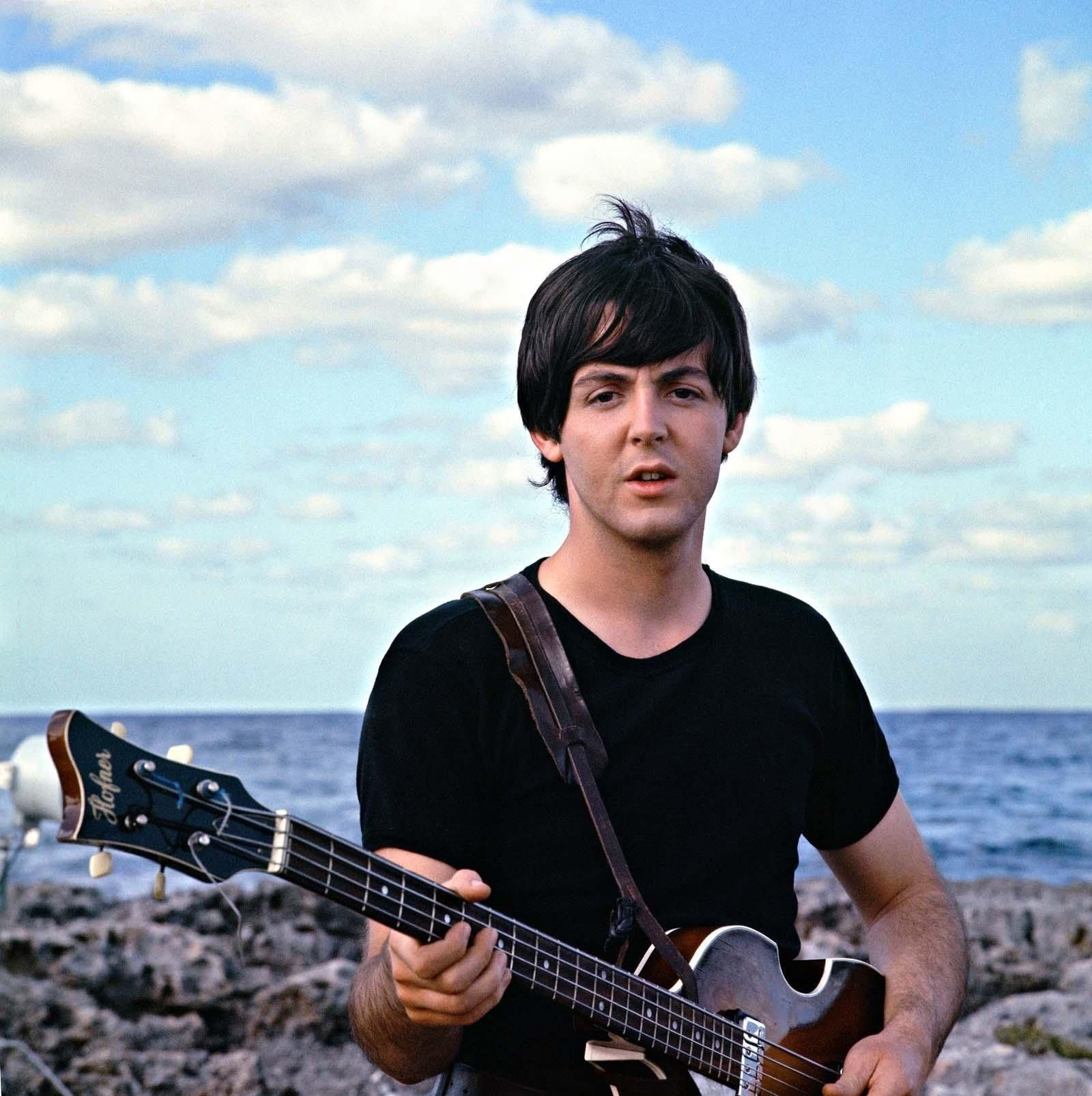 Paul McCartneyen las Bahamas. Año 1965