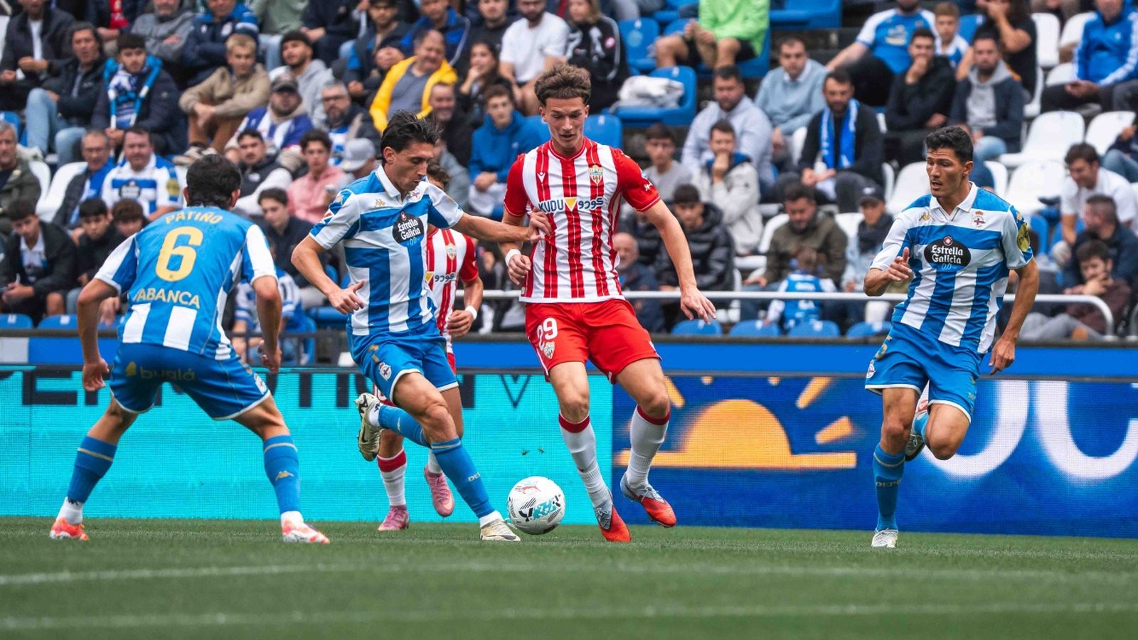 Stefan Dzodic avanza con el balón en el duelo ligueron ante el Deportivo de la Coruña.