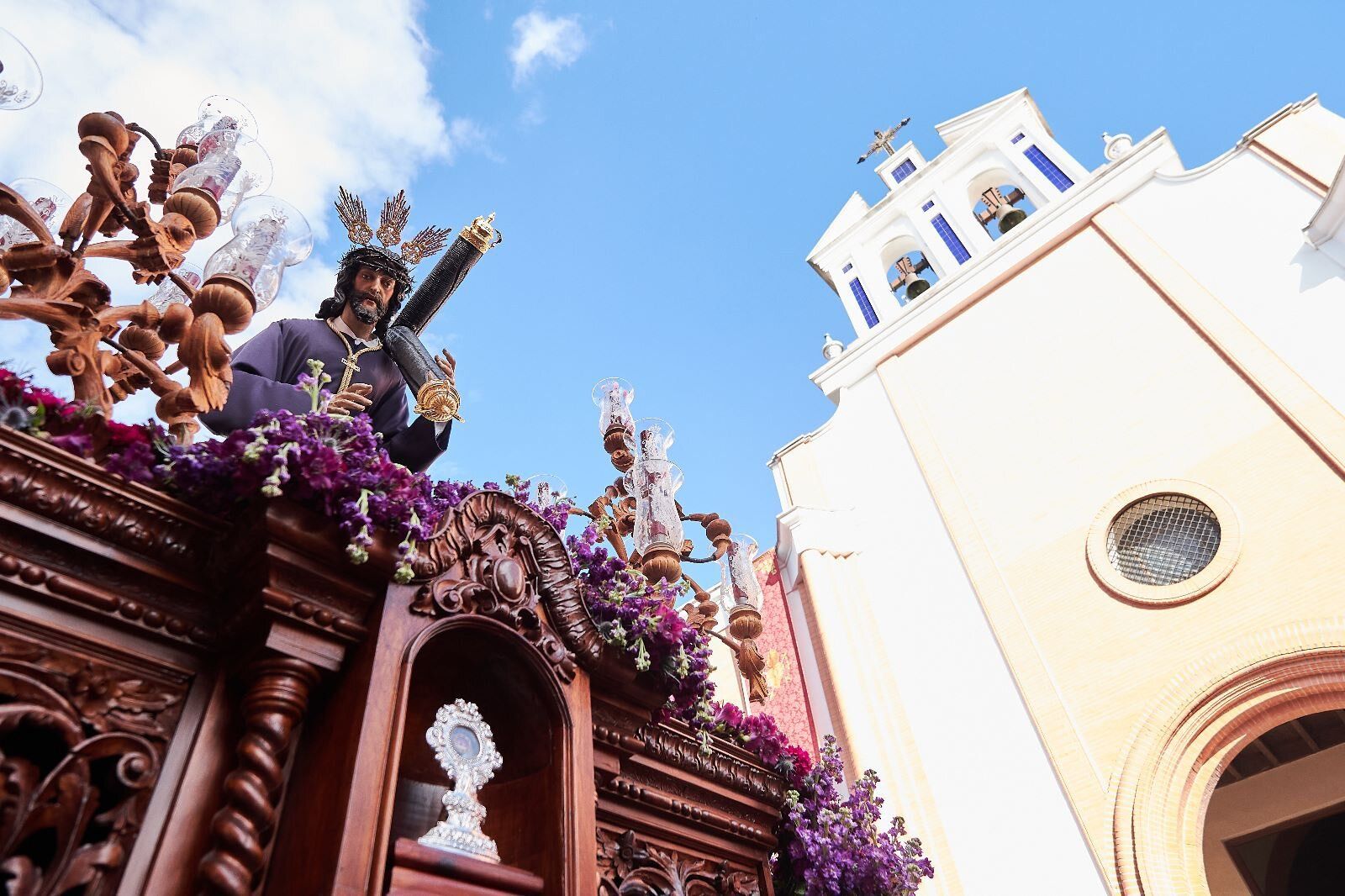 El nazareno de la Salud y Clemencia ante la parroquia de los Dolores del Cerro