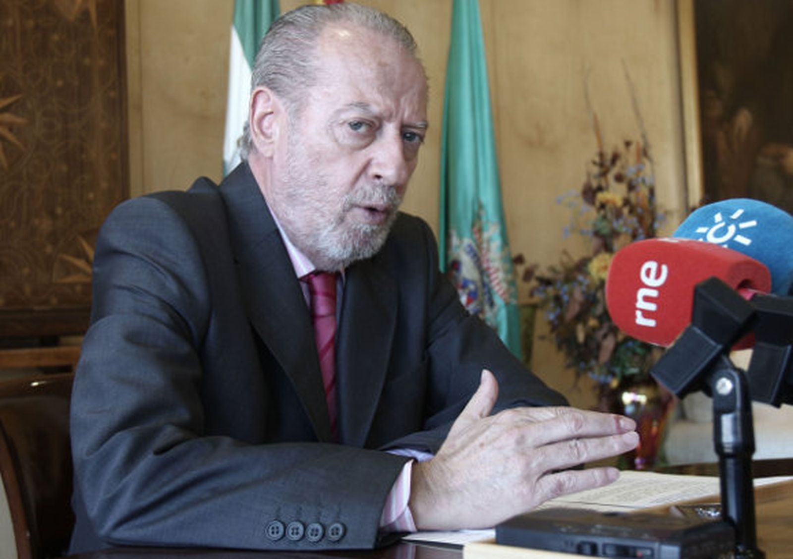 Villalobos pide una excepción con la deuda para hacer contratos del PER