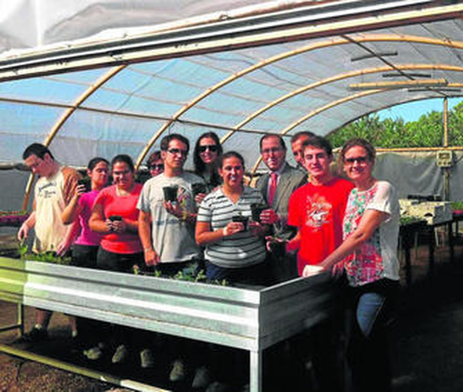 Jaén con un grupo de alumnos en las instalaciones municipales.