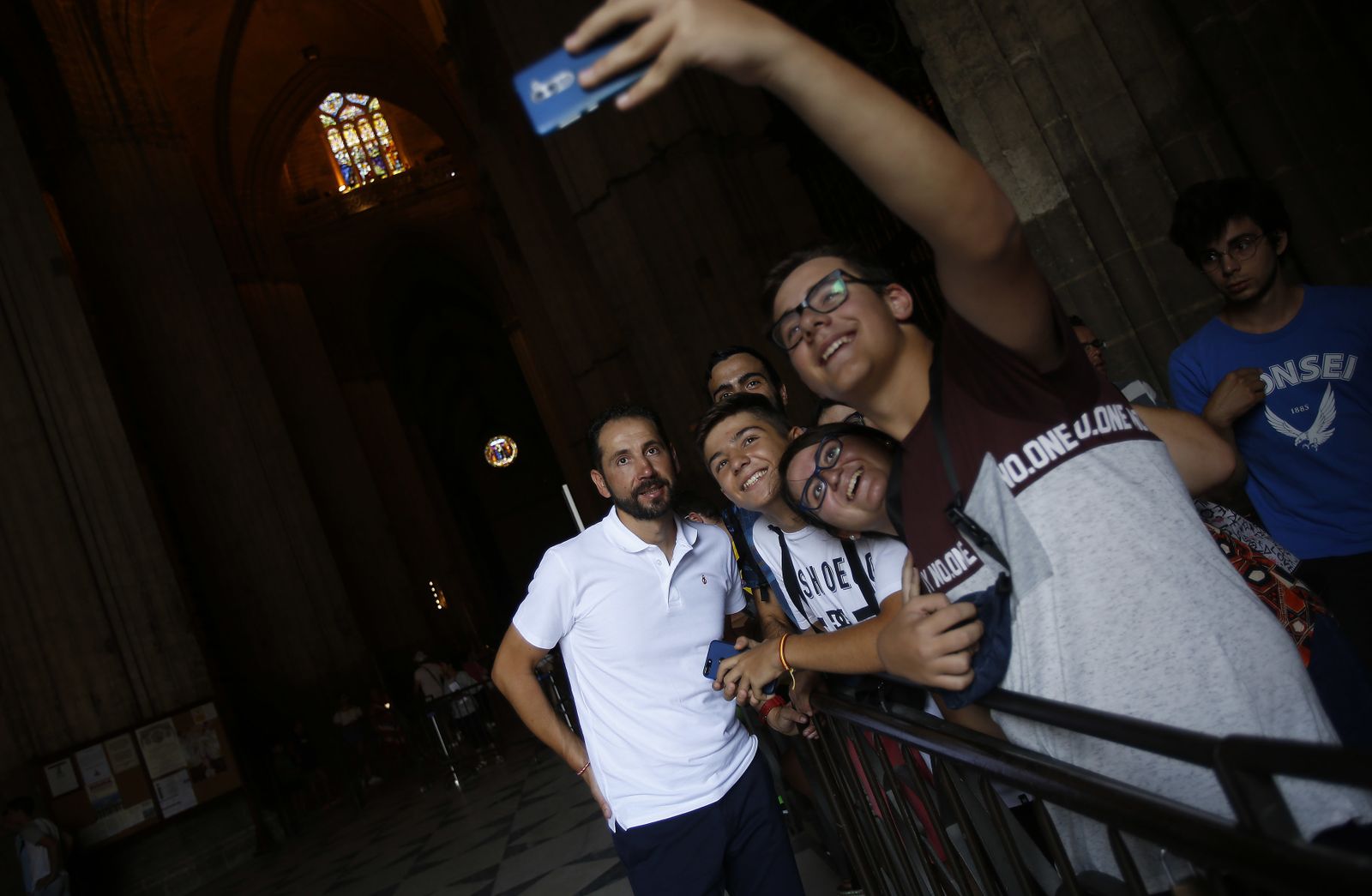 Tradicional ofrenda floral del Sevilla FC a la Virgen de los Reyes