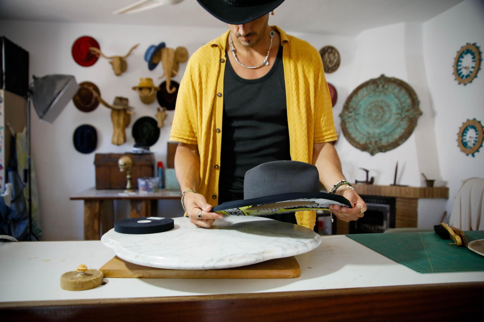 Imágenes del proceso creativo en sombreros de Alejandro Mateo