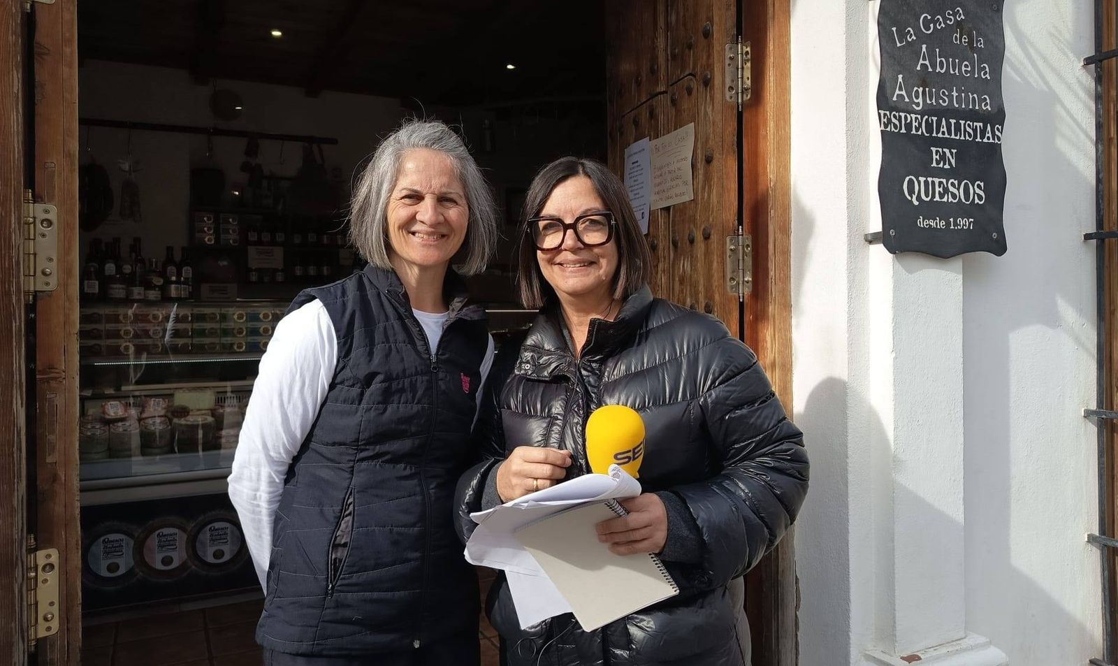 Àngels Barceló junto a María José, en Quesos la Abuela Agustina