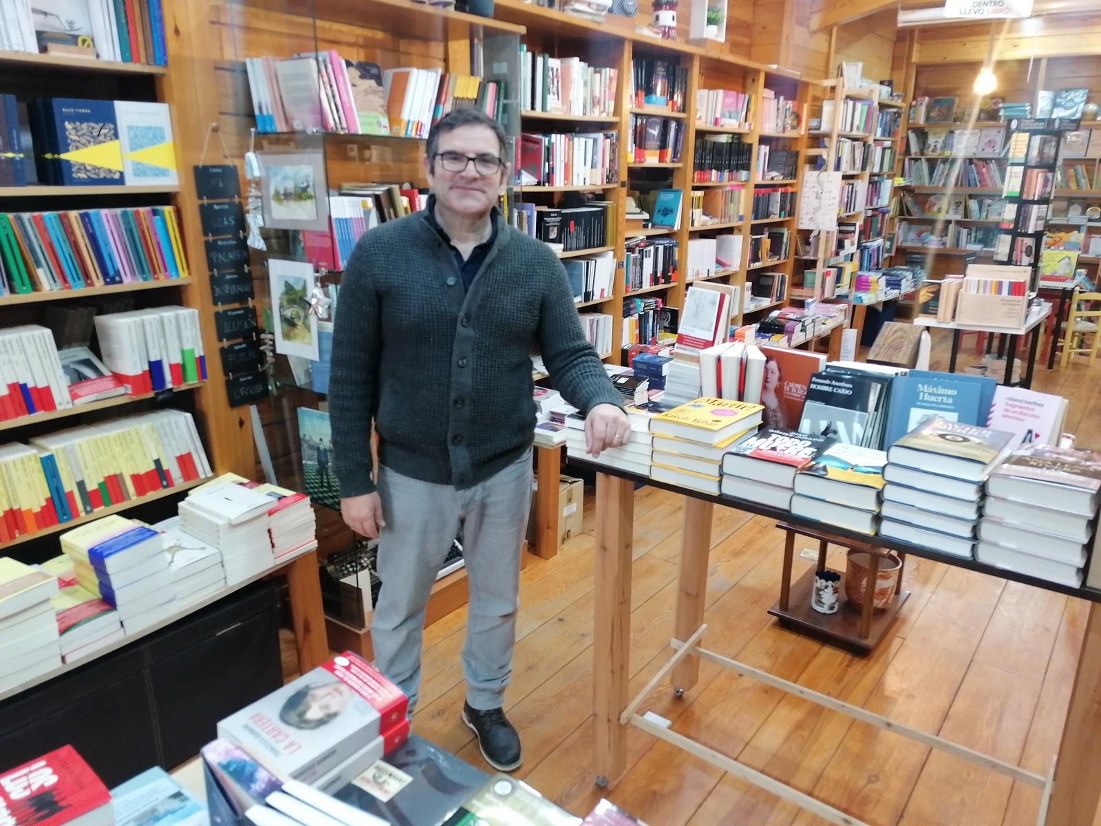 Vicente Gómez en el Faro de Recóndito, un lugar de referencia para los lectores donde acuden a consultar novedades y asesorarse sobre lecturas.