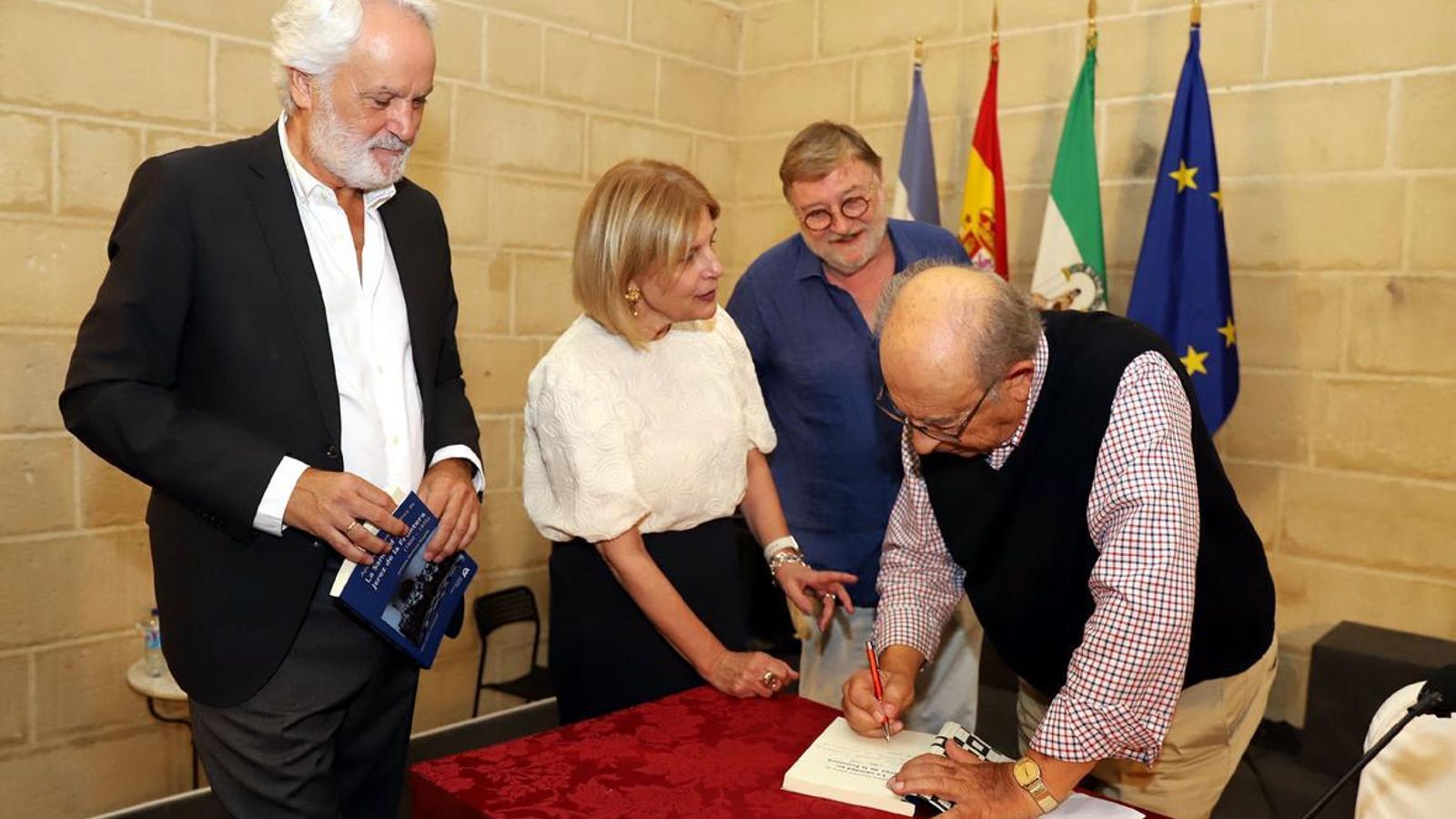 Antonio Mariscal firma un libro a la alcaldesa, María José García-Pelayo. Antonio Mariscal firma un libro a la alcaldesa, María José García-Pelayo.