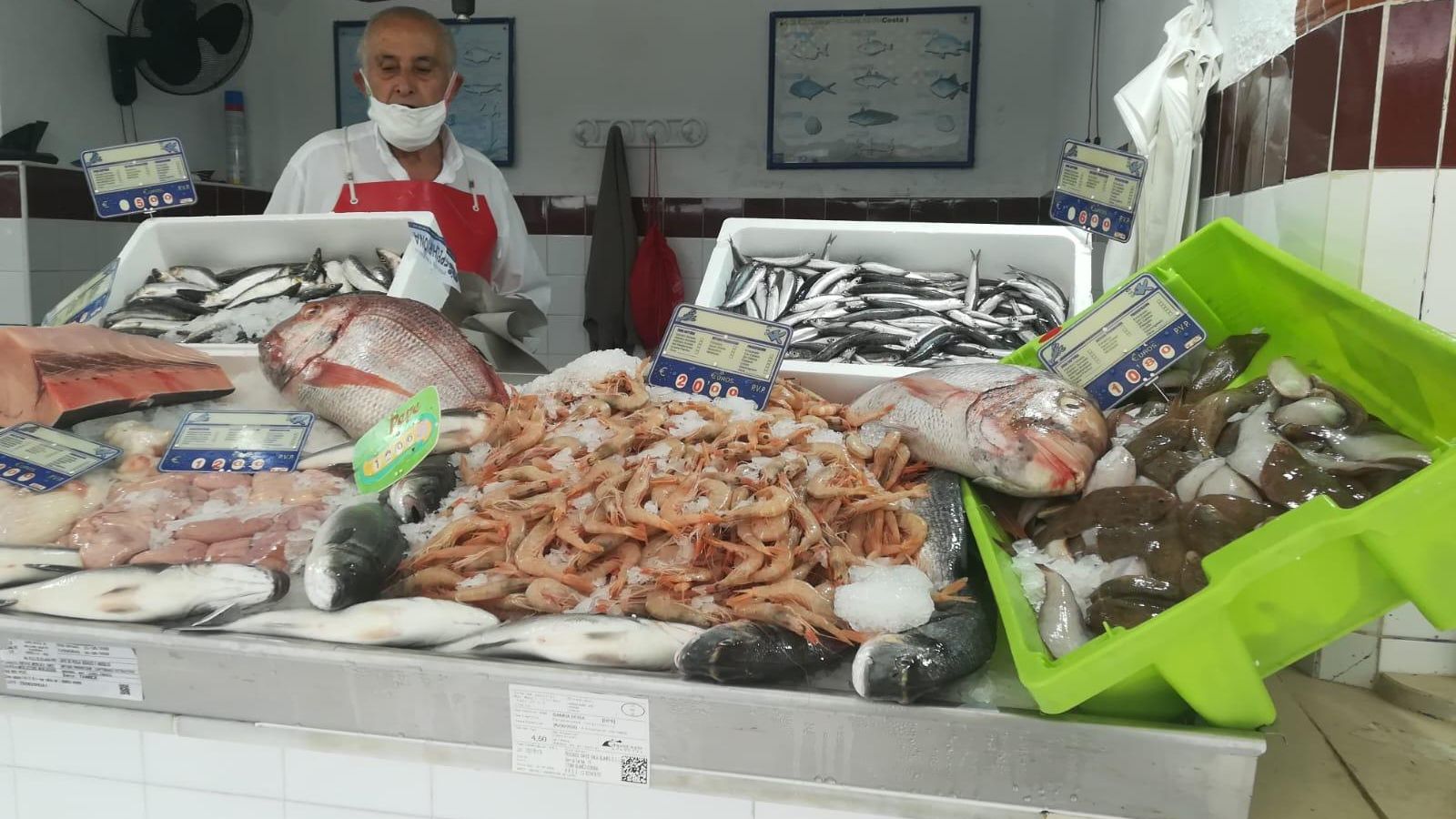 La pescadería ‘Pepe Chipiona’ permanece abierta durante todo el año ofreciendo productos frescos del litoral gaditano.