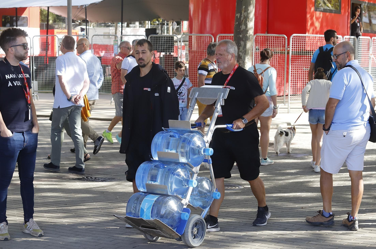 Gran ambiente en Aracena para ver la salida de la Vuelta Ciclista a España, en imágenes