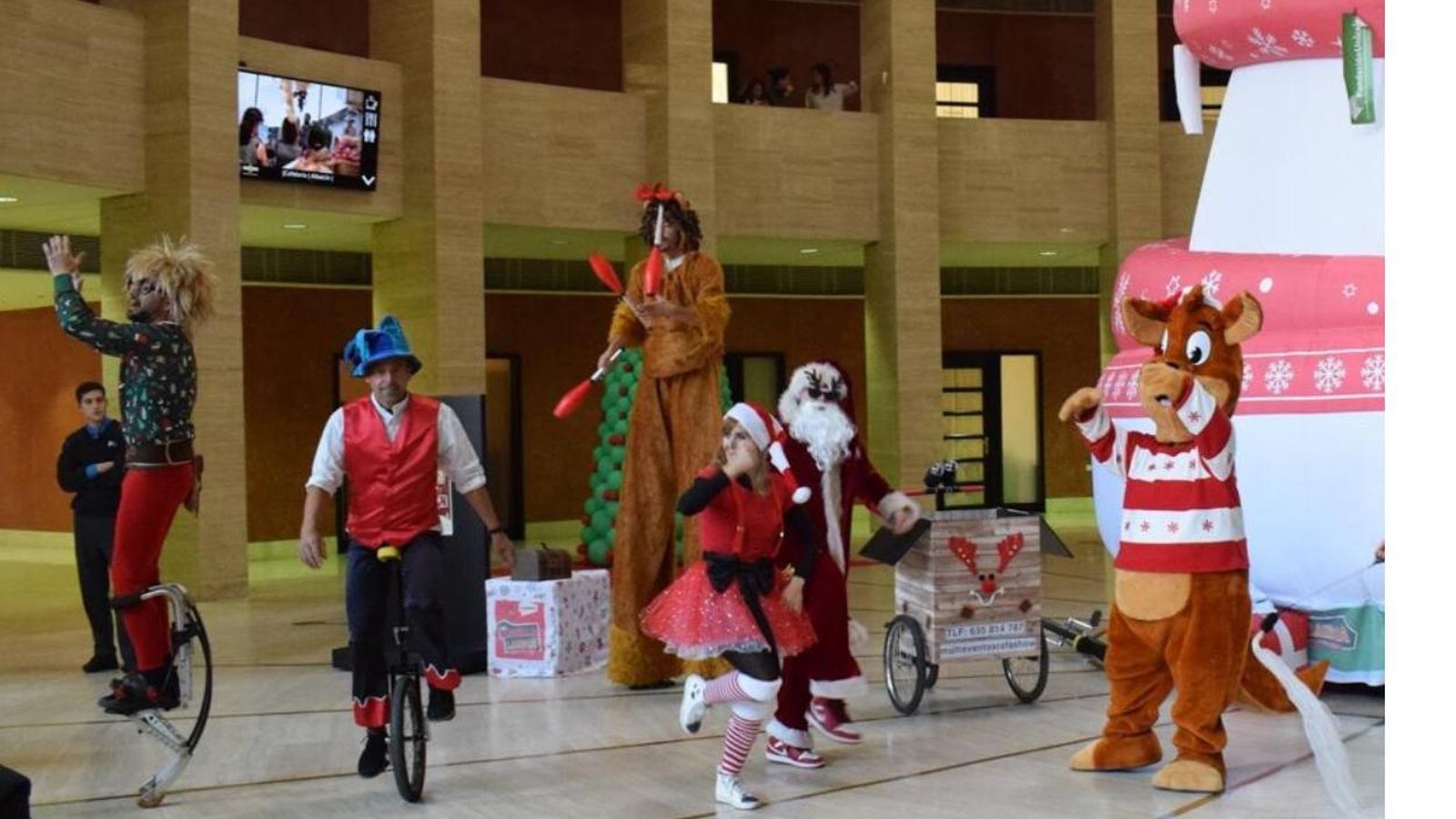 Personajes de animación en Sevillandia.