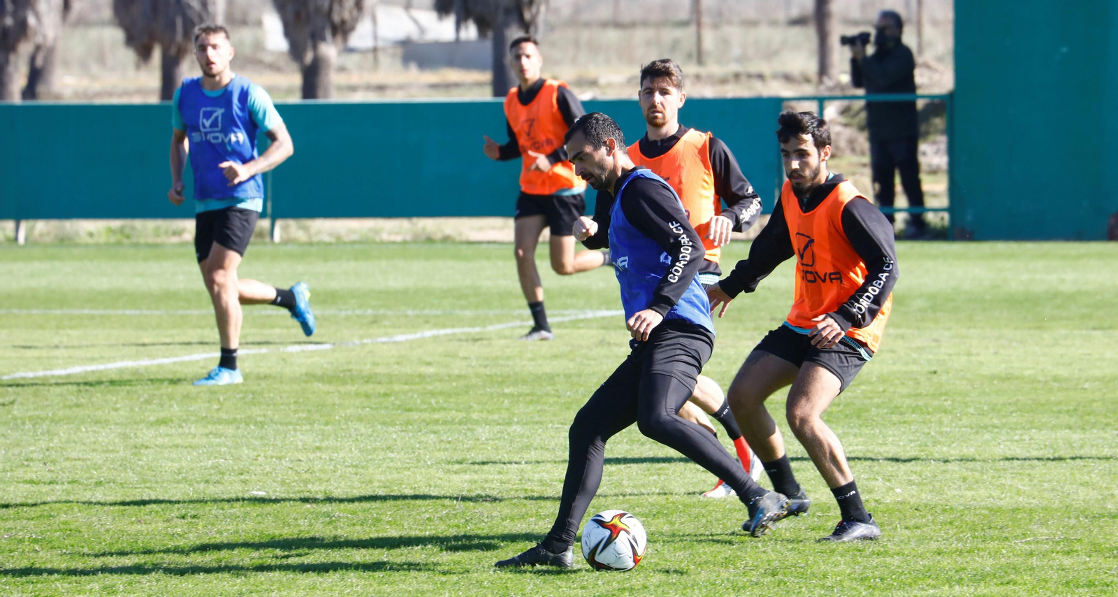 De las Cuevas controla el balón con Abreu presionándole, en el entrenamiento de este martes.