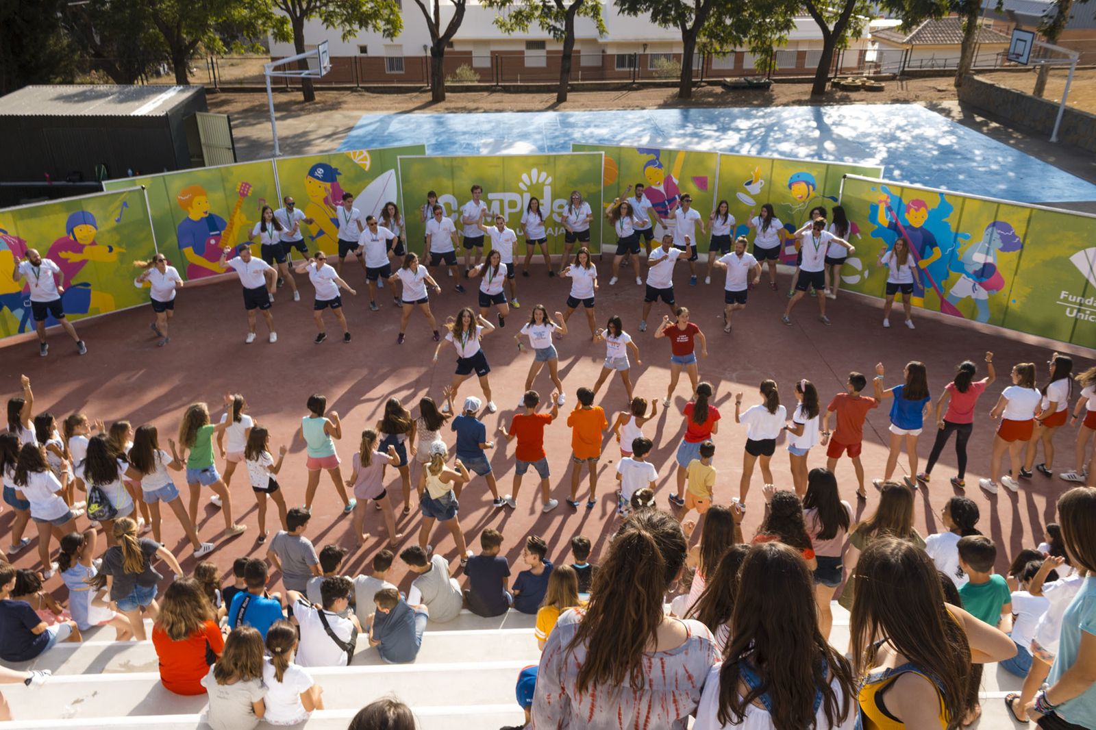 Actuación durante una de las actividades en uno de los campus.