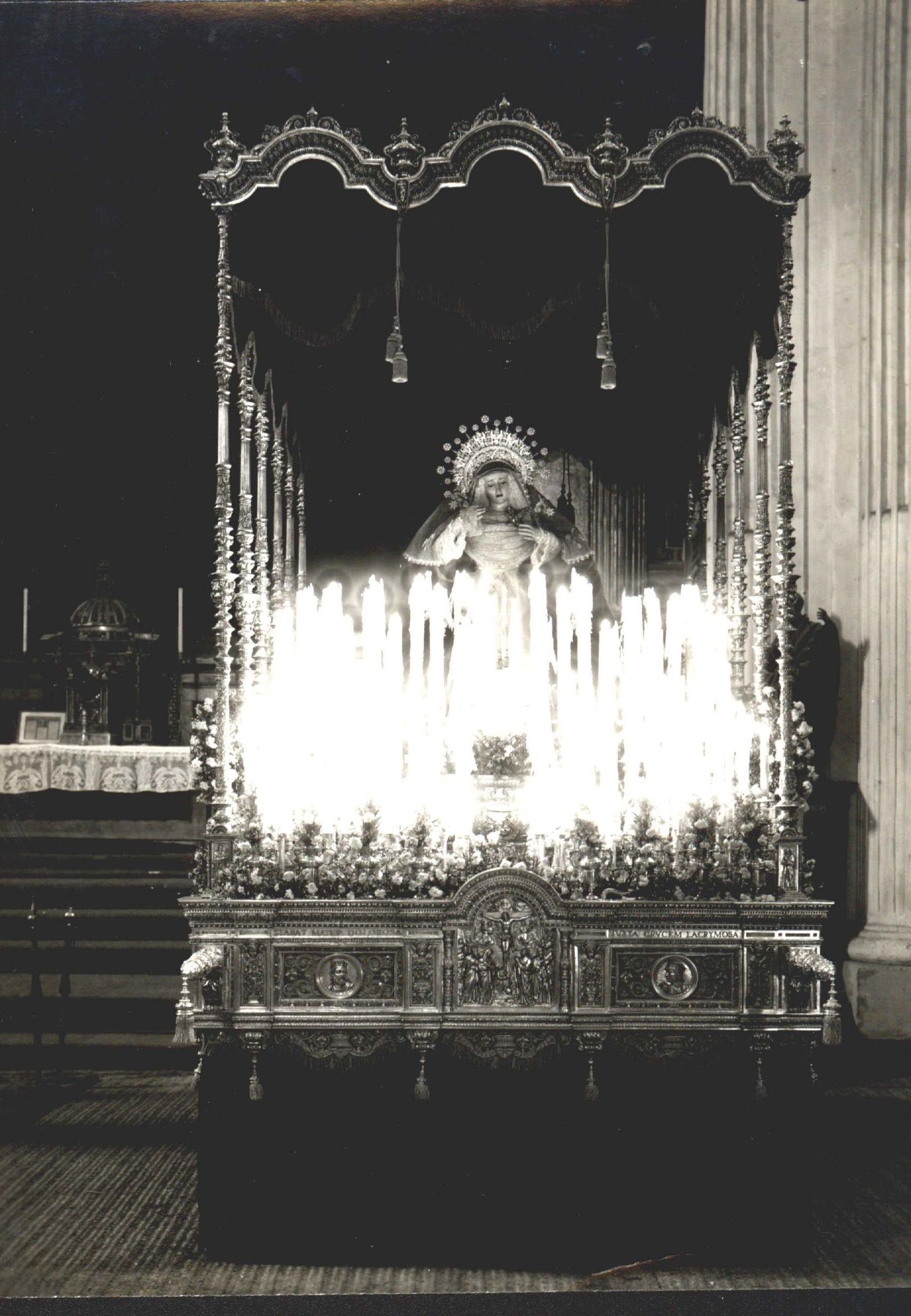 El palio de la Angustia en el interior de la Anunciación