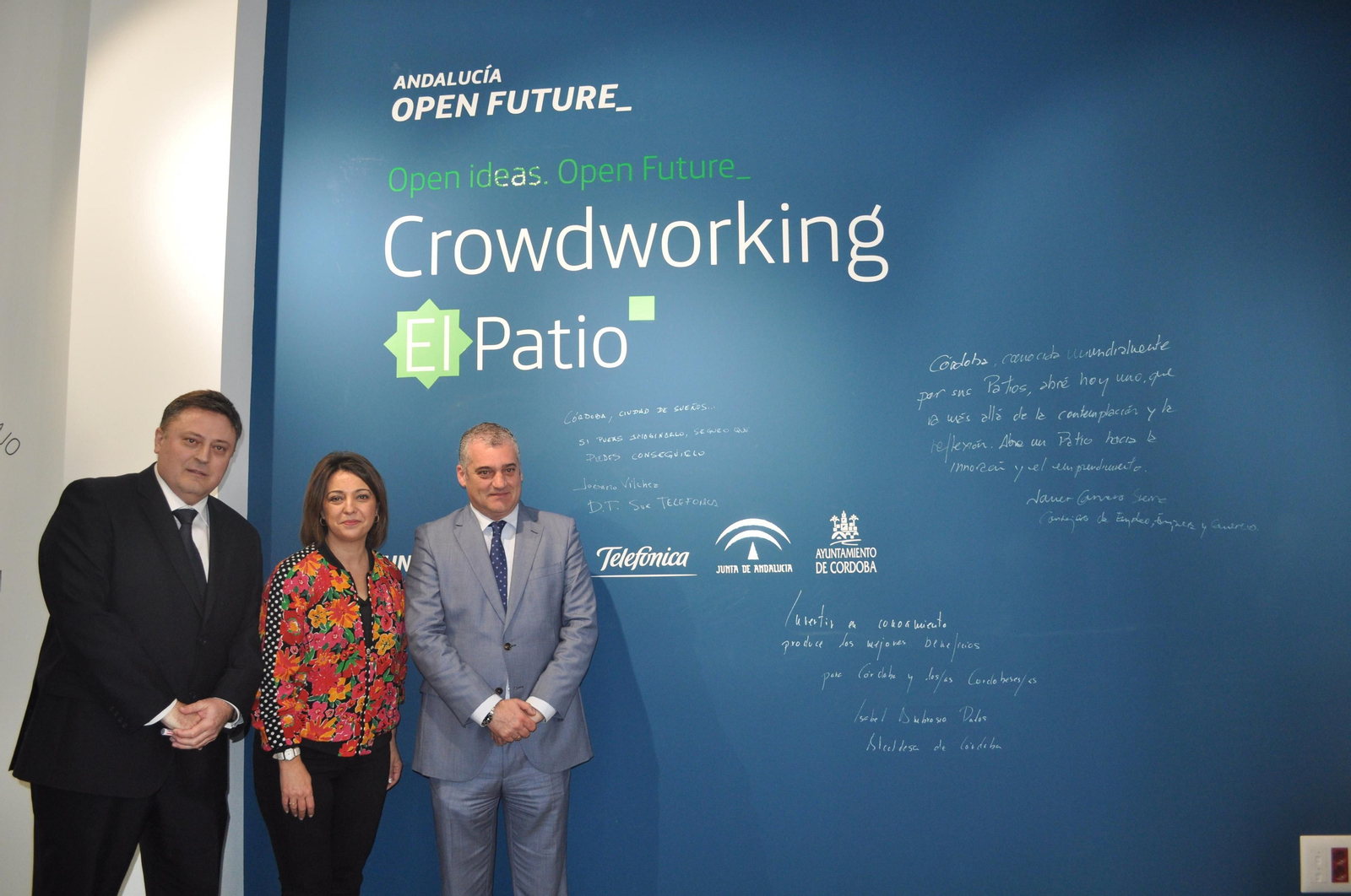 El director del Territorio Sur de Telefónica, Jerónimo Vílchez; la alcaldesa de Córdoba, Isabel Ambrosio, y el consejero de Empleo, Javier Carnero, durante la inauguración de El Patio, en Córdoba.