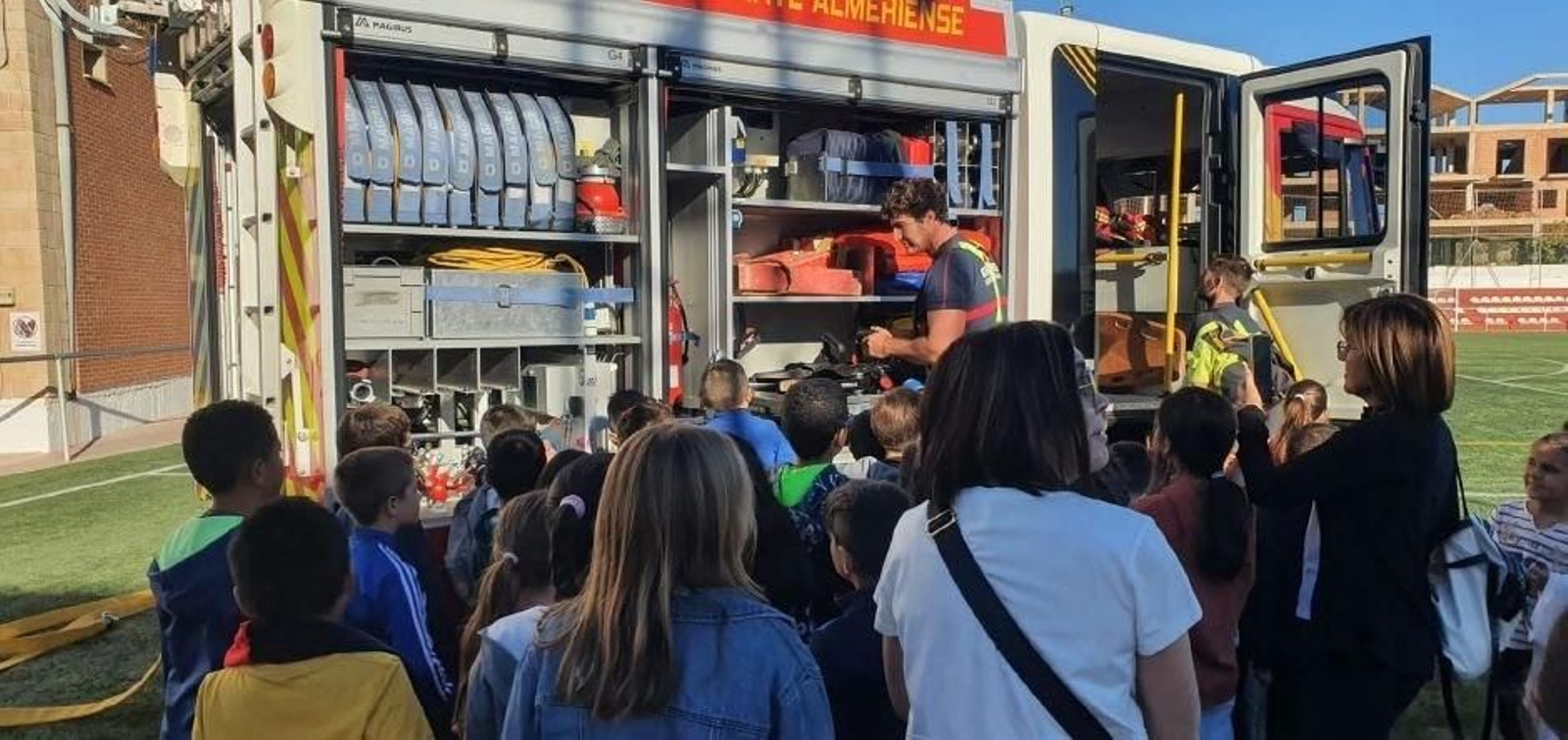 Camión de bomberos abierto para mostrar su equipamiento.
