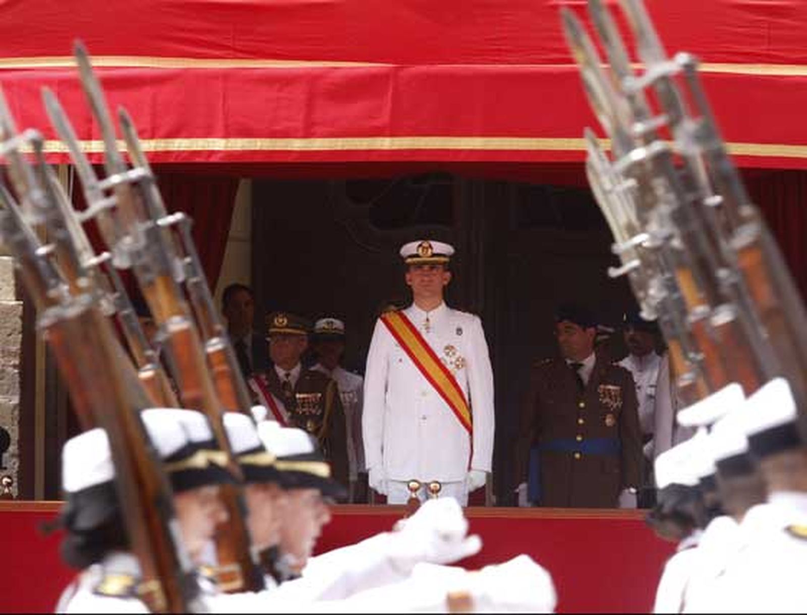 El Príncipe preside en La Isla la entrega de los Reales Despachos a los números uno del Cuerpo General de la Armada.

Foto: Nuria Reina