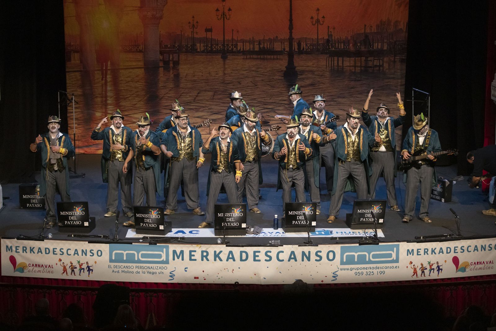 Imágenes de la actuación de la comparsa de ‘El teatro’ Dos Hermanas en el Carnaval Colombino