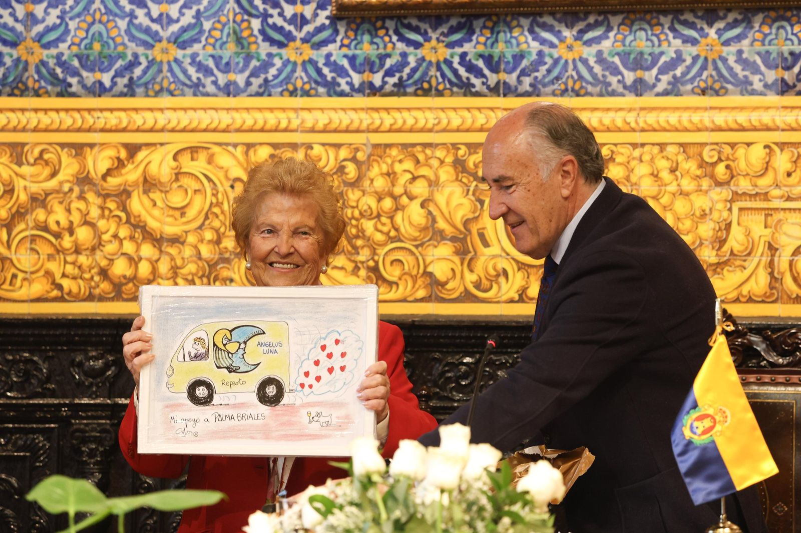 Fotos de la imposición de la insignia de la ciudad de Algeciras a Palma Briales de León