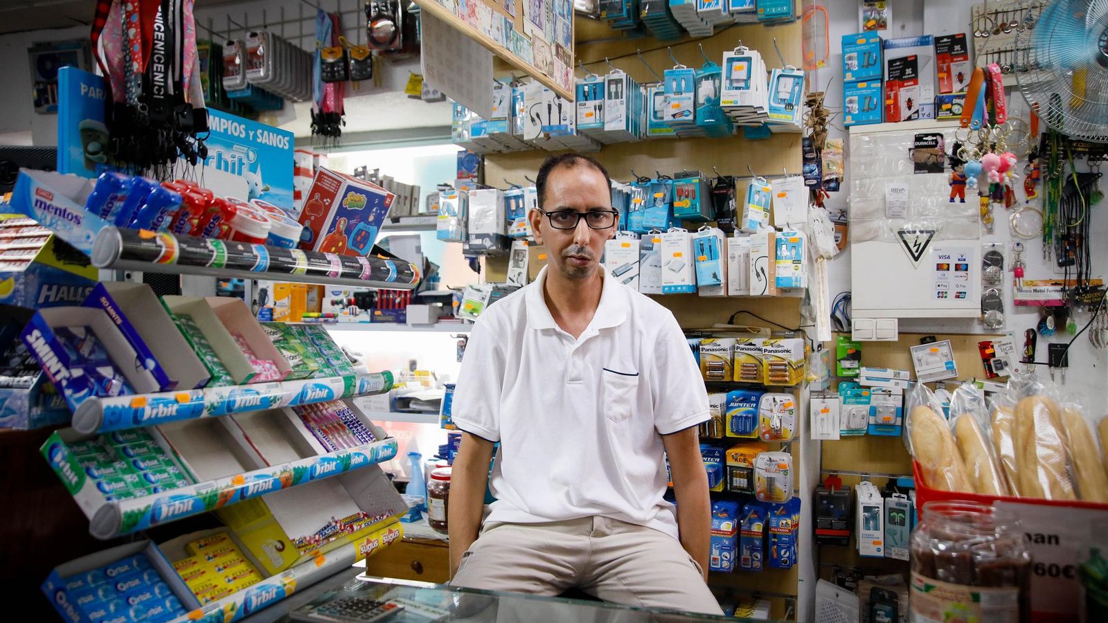 Brahim tiene un bazar en la zona de San Miguel.