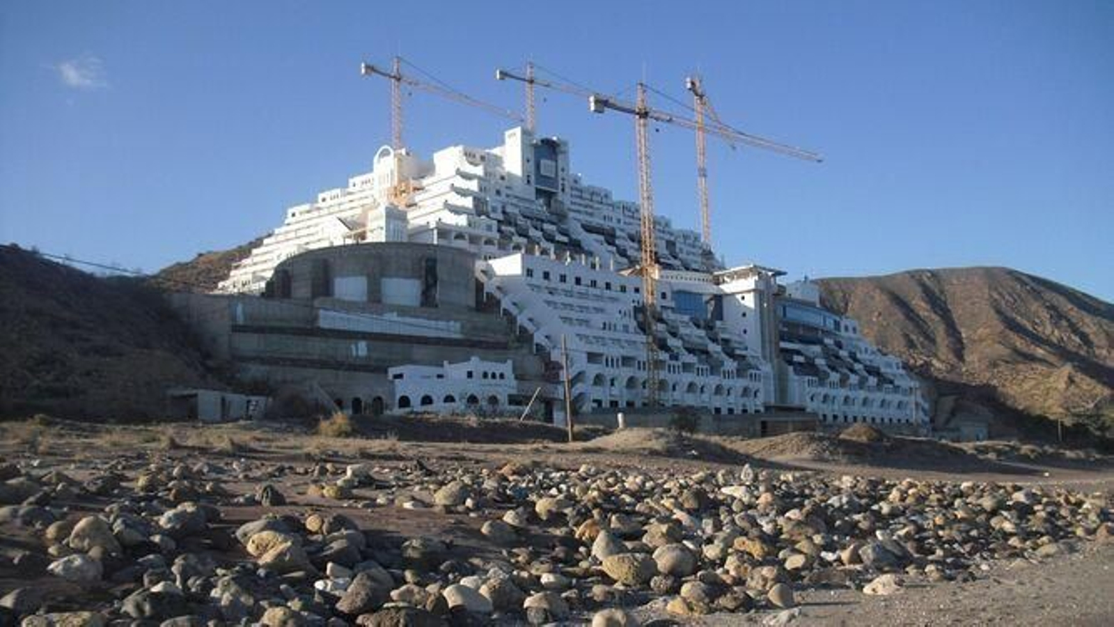 Hotel ubicado en la playa de El Algarrobico.