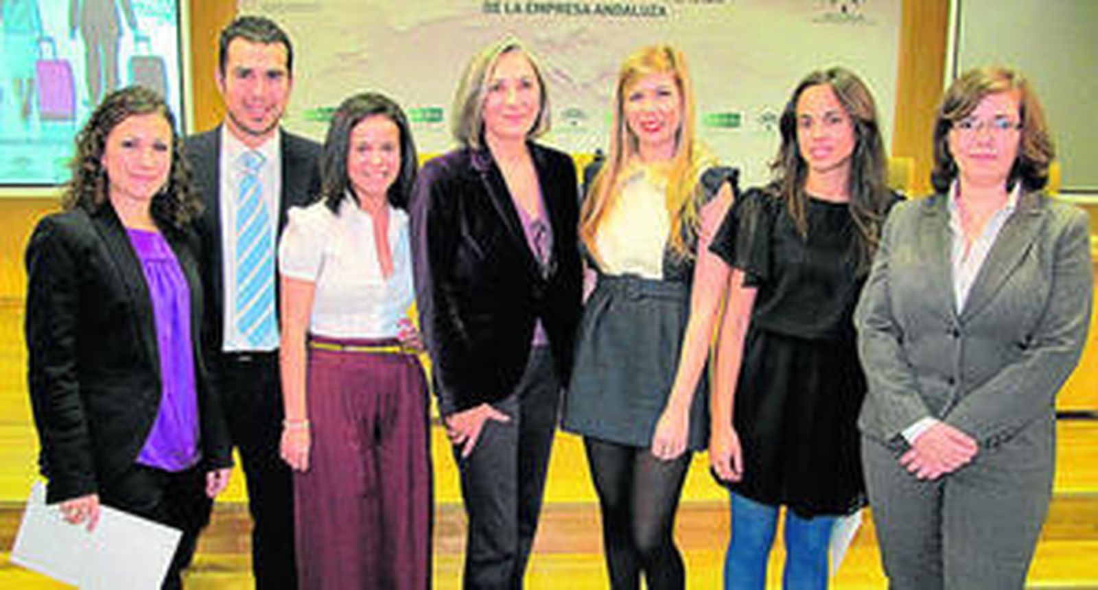 Silvia Germán Sanz (México DF), Francisco Javier García Tendero (Miami), Belén Delgado Pérez (Kuala Lumpur), Teresa Sáez, directora general de Extenda-Agencia Andaluza de Promoción Exterior; Miriam Casandra Gómez Navarro (Hong Kong), Noelia Zurita Cortés (Chile) y Rocío López Moreno (Guatemala).