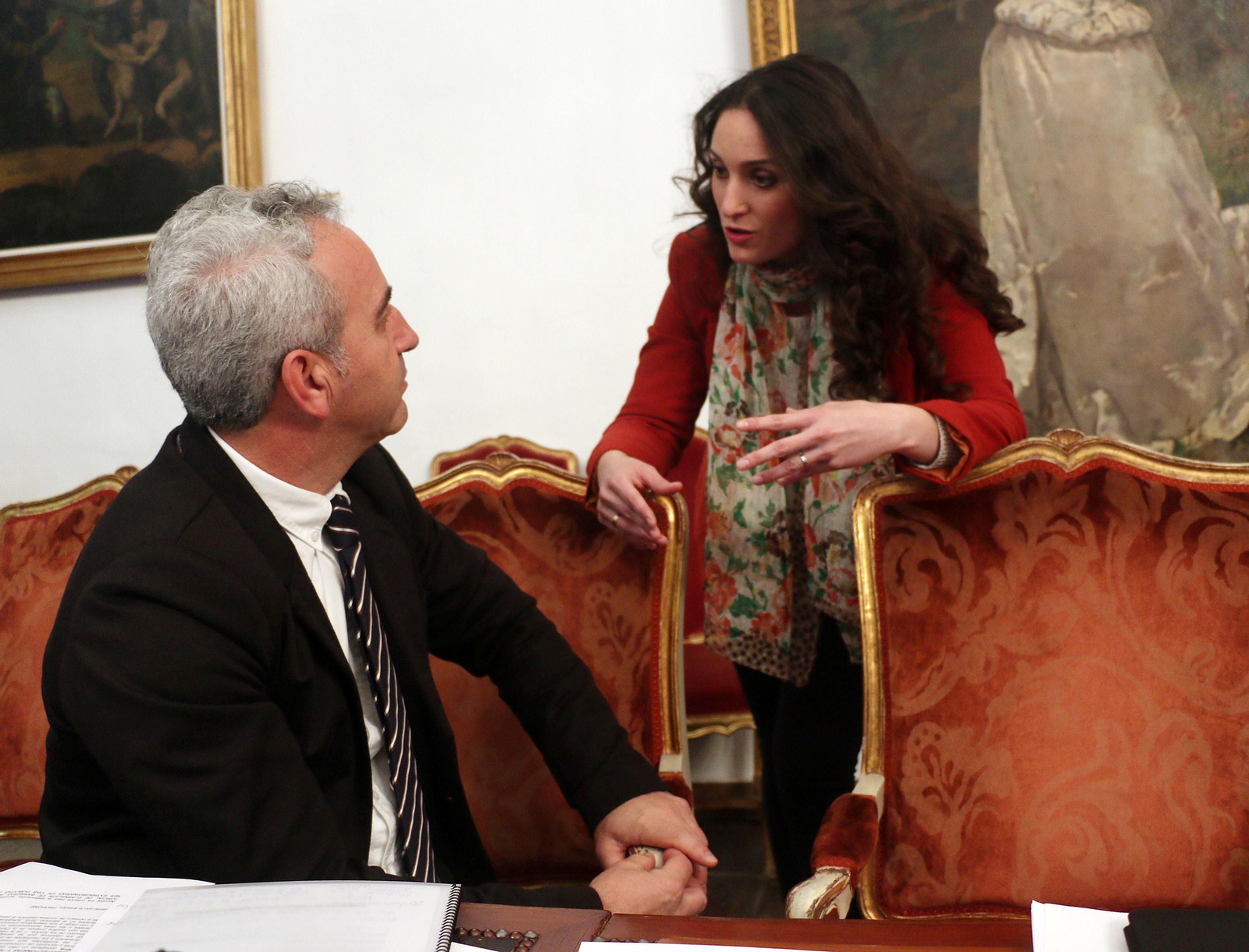 La vicepresidenta del organismo, Carmen María Gómez, conversa con el diputado Maximiano Izquierdo.