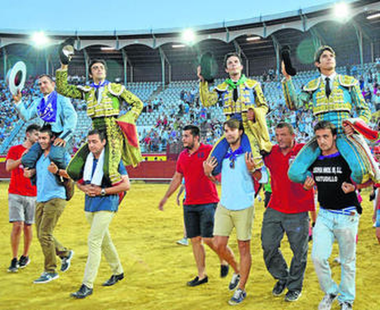 El mayoral de Montalvo, Perera, Juan del Álamo y Castella, en su salida a hombros en Palencia.
