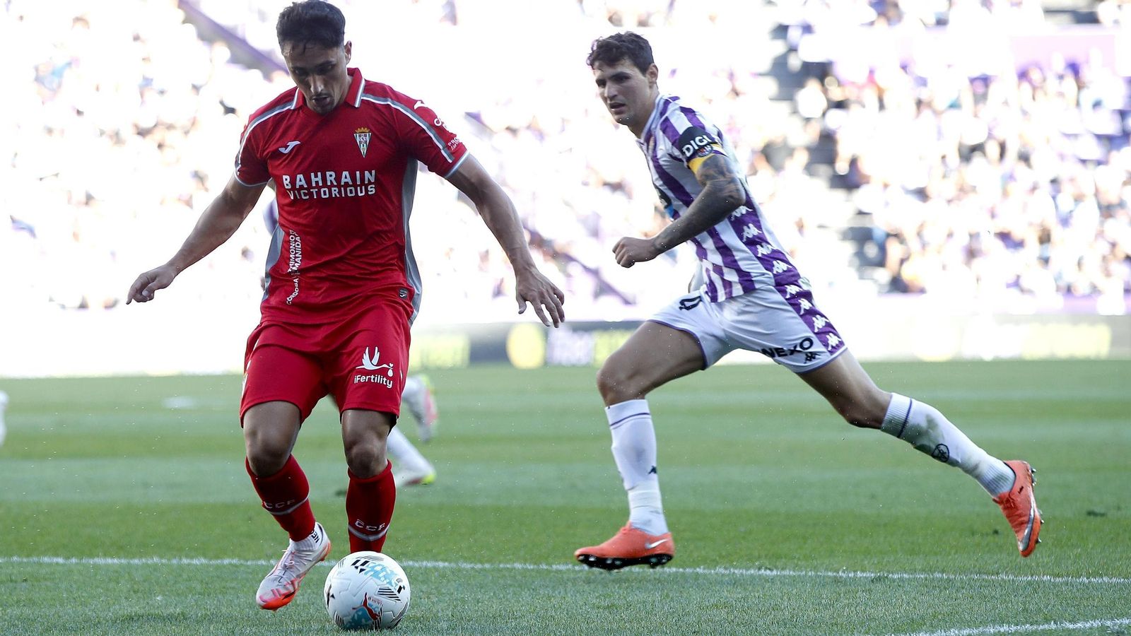 Vilarrasa controla el balón en presencia de Juric.