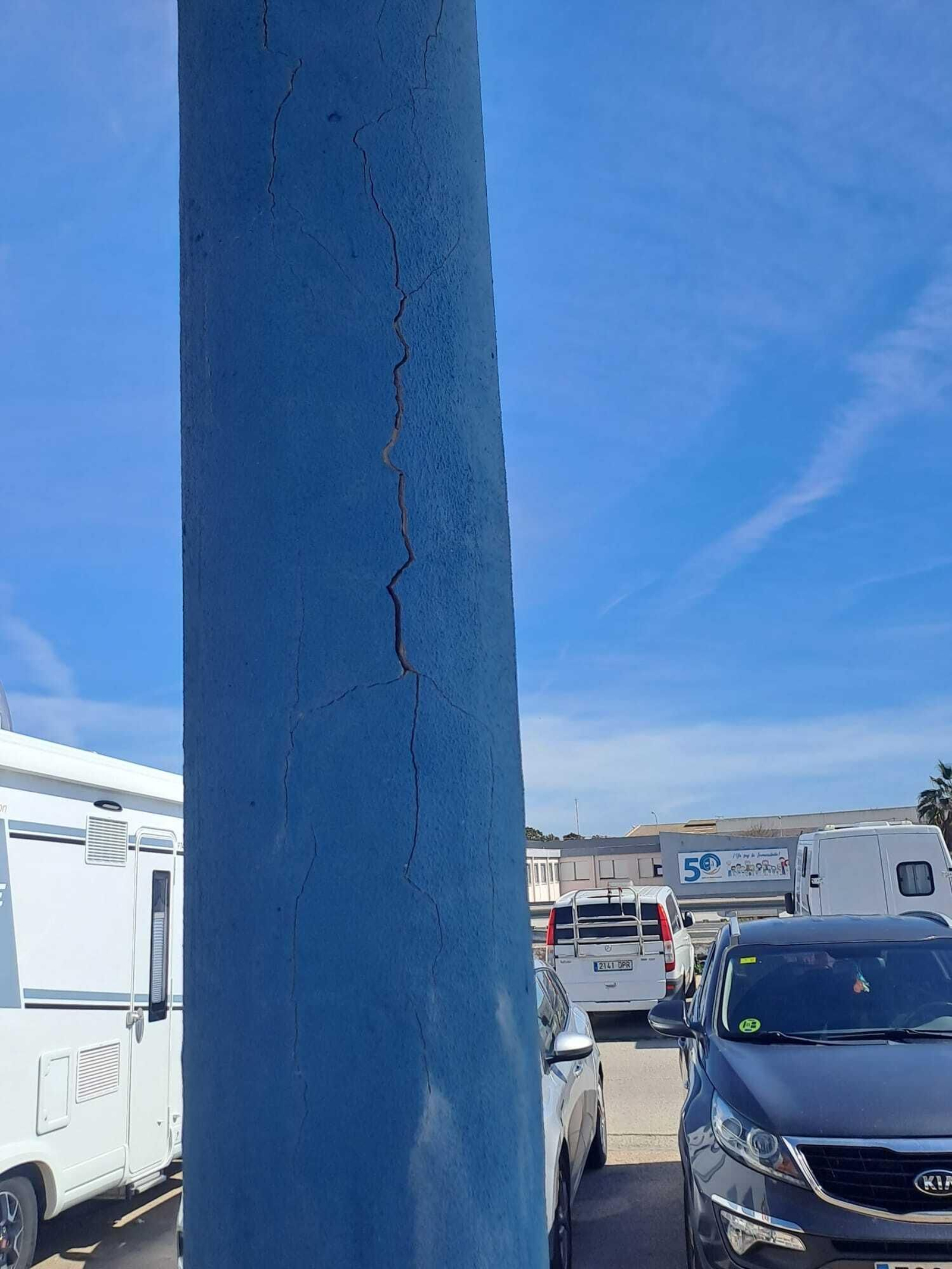 El mal estado de la pérgola de la playa de Cortadura