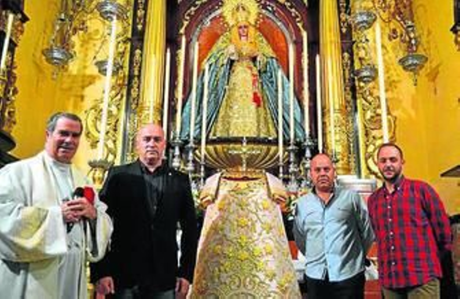 La nueva saya fue presentada ante la Virgen de la Victoria. La nueva saya fue presentada ante la Virgen de la Victoria.