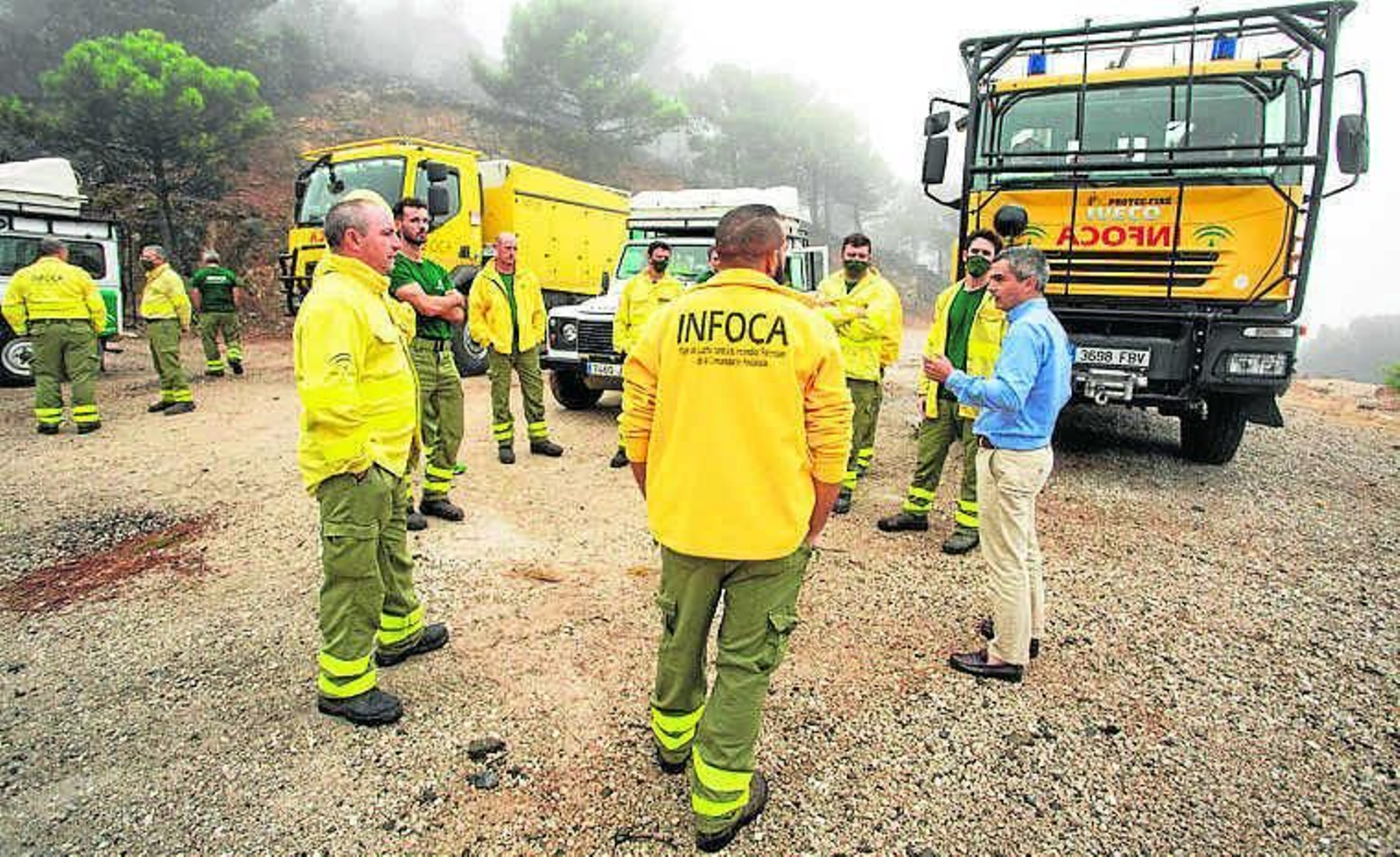 El alcalde de Genalguacil con varios miembros del Infoca.