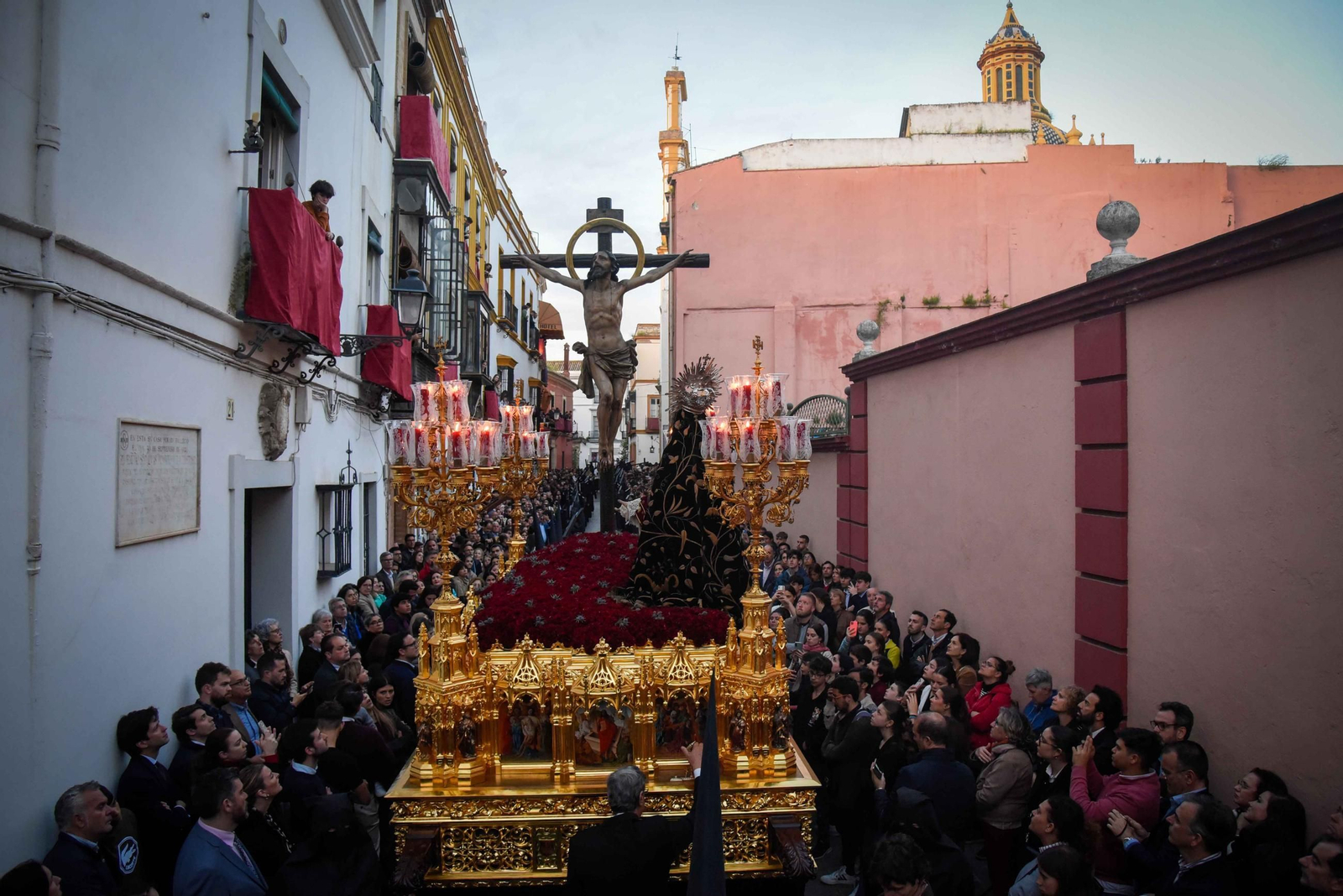 La Hermandad de Santa Cruz en la Semana Santa de Sevilla 2025