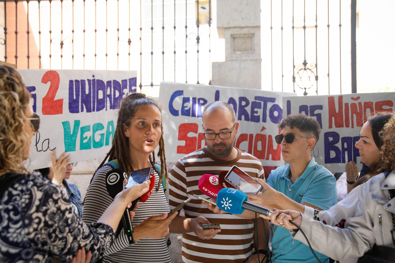 Familias de FAEVA se concentran ante la Delegación del Gobierno y explican la situación a pocos días del final del proceso de escolarización y los pasos que están dando en su lucha por matricular a sus hijos en colegios de la Vega de Acá.