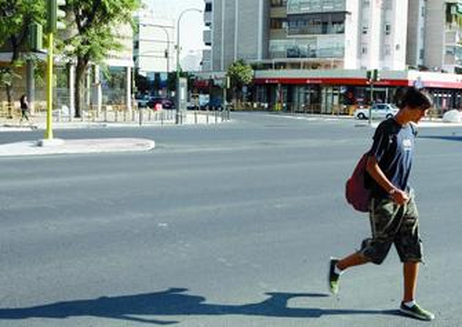 Un joven atraviesa ayer la avenida de Kansas City, donde tuvo lugar el siniestro.