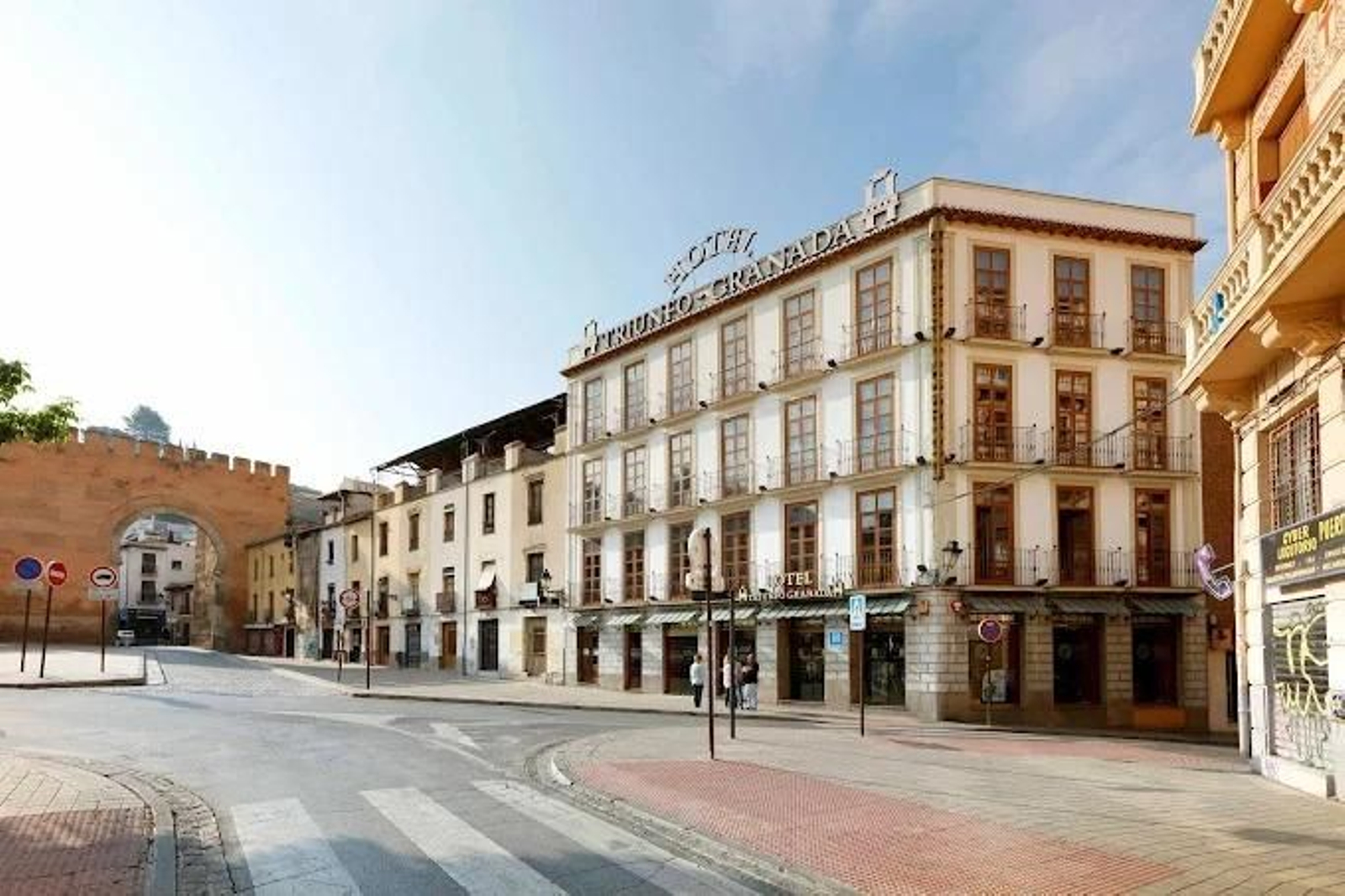 Fachada del nuevo hotel Triunfo, de la cadena granadina deLuna Hotels