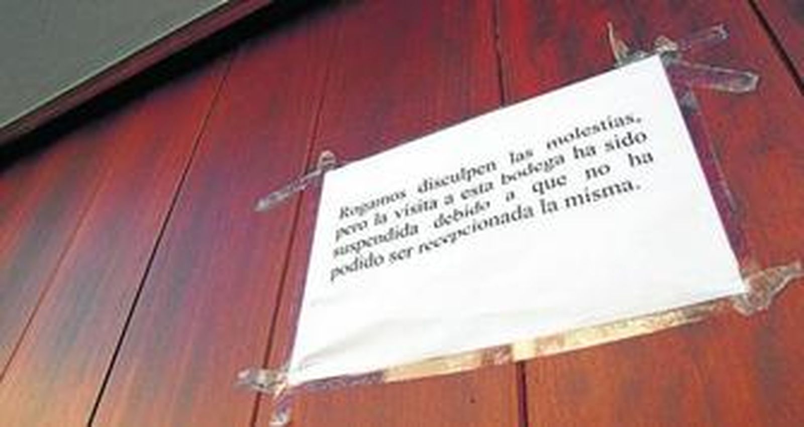 La bodega permaneció cerrada pese al anuncio de la visita guiada, al no haber sido recepcionada por el Ayuntamiento.