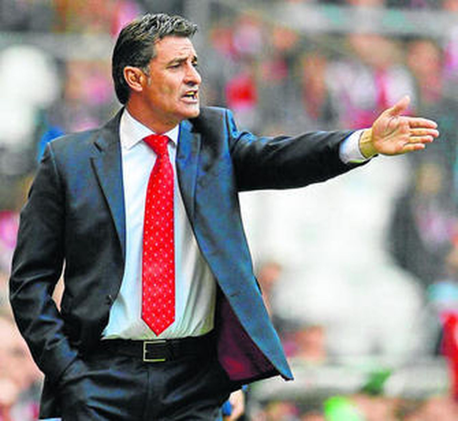 Míchel da instrucciones a sus jugadores durante el choque ante el Athletic.