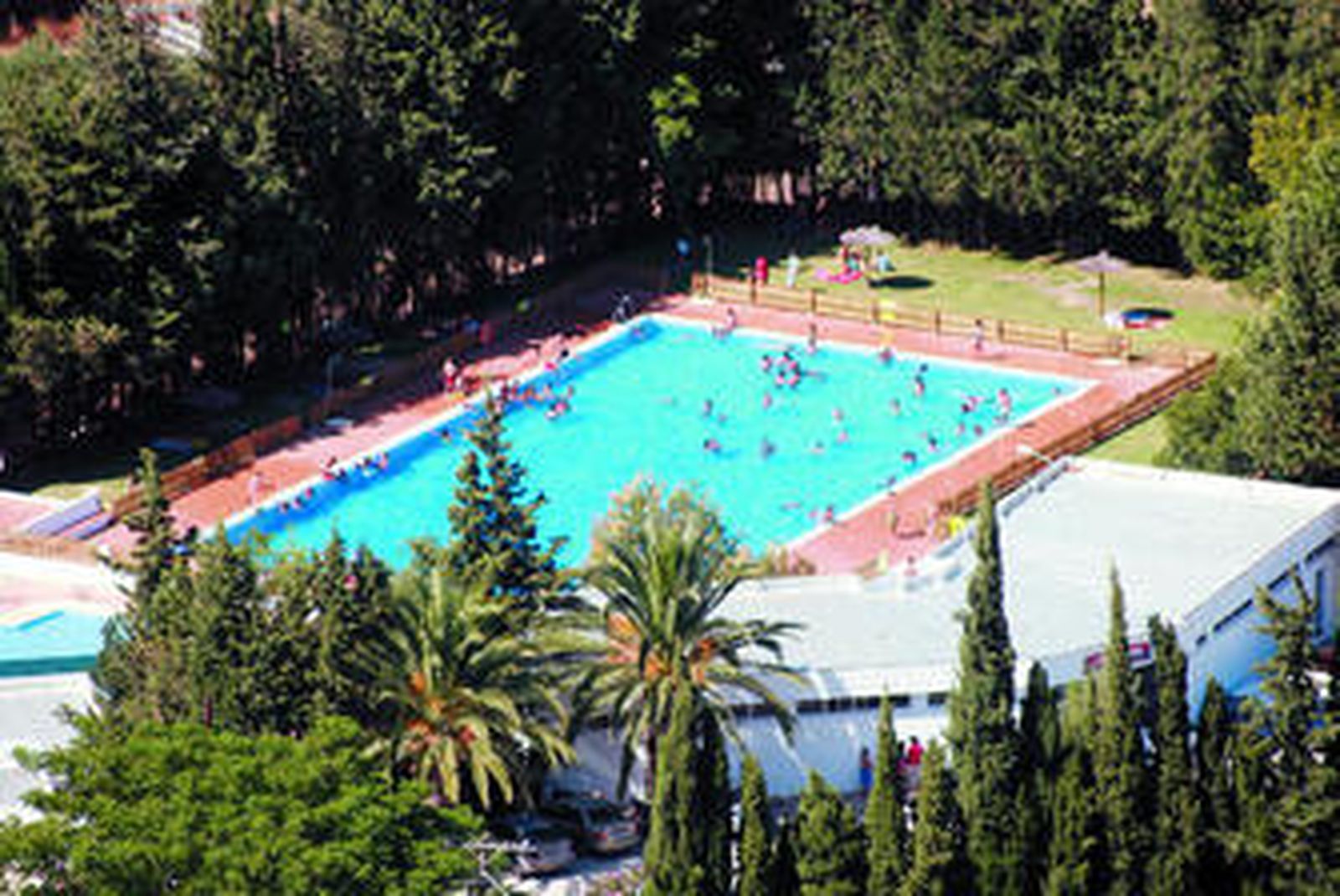 Vísta panorámica de la piscina desde el casco urbano de Alcalá.