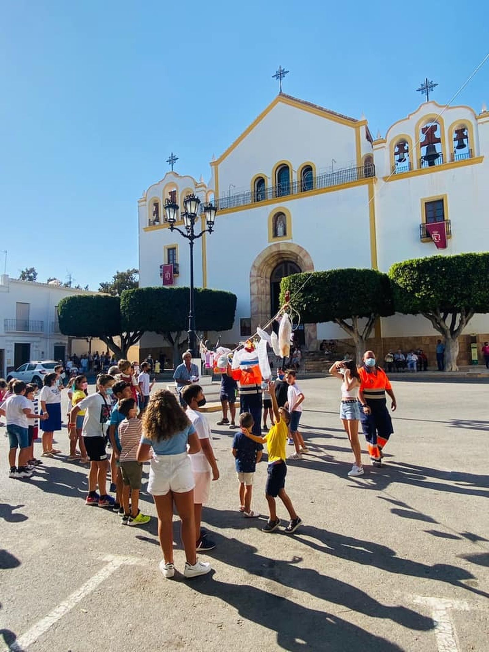 Los pequeños disfrutan con la traca.