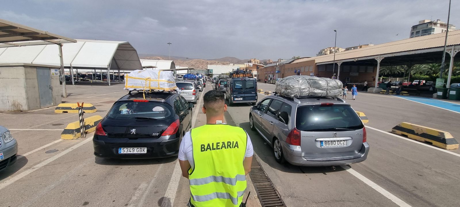 Coches a punto de cargar en la OPE.