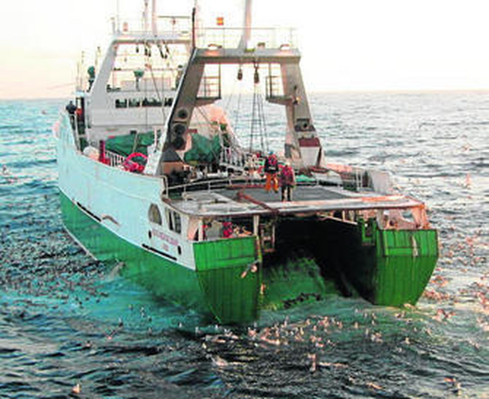 Un barco arrastrero faenando en el Atlántico.